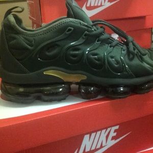 New Nike vapor max Sz 8.5 green/gold 924453-003